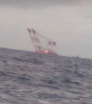Plataforma petrolífera é rebocada no mar de Maragogi