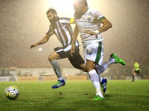 Botafogo sofre com chuva, campo pesado e entrada no estádio