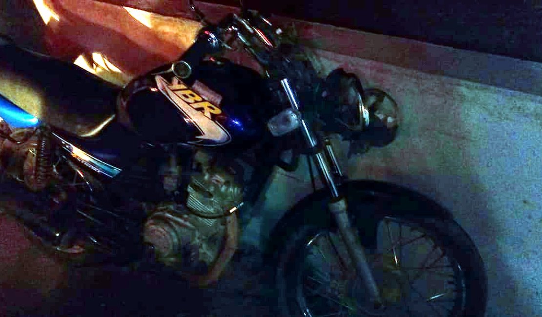 Moto colide com bicicleta na AL-220, em Arapiraca
