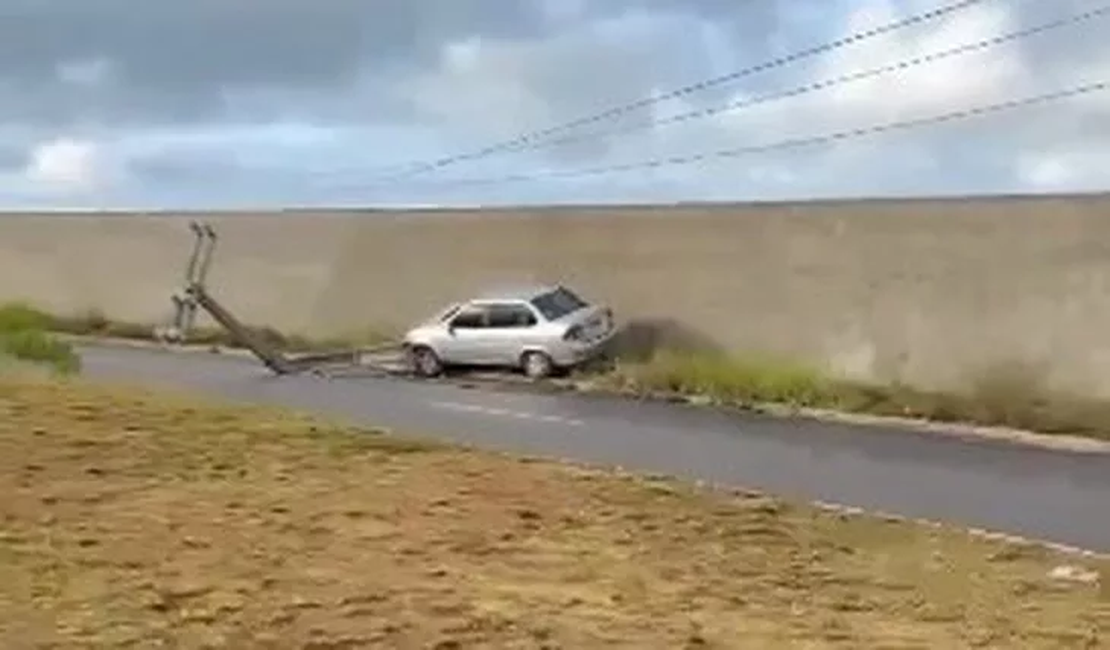 Carro derruba poste após colisão na Rota do Mar