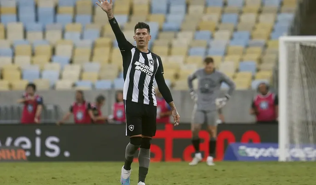 Victor Cuesta não se reapresenta e deve deixar o Botafogo