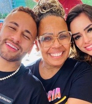 Neymar e Bruna Biancardi posam juntos em foto feita por cantora