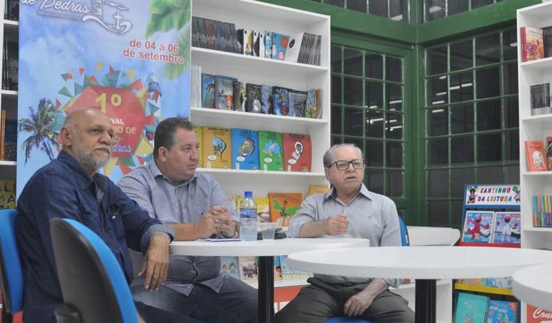 Prefeito de Porto de Pedras recebe ícones da cultura alagoana