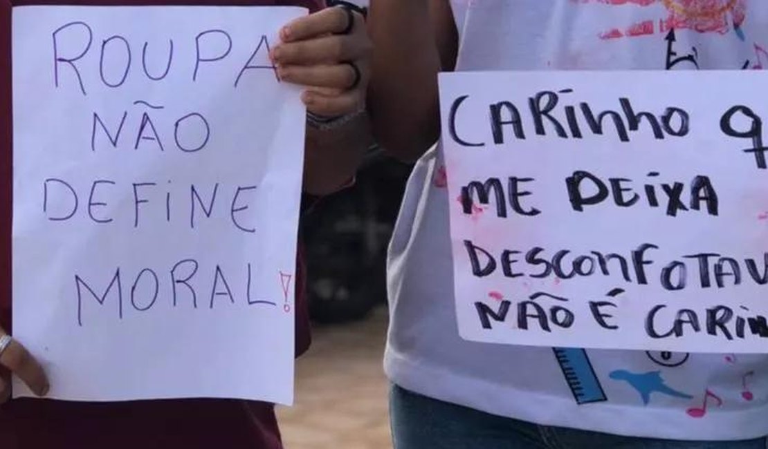 Alunas que denunciaram professor fazem protesto e uma delas recebe ameaça: 'Espero não encontrar você na rua'