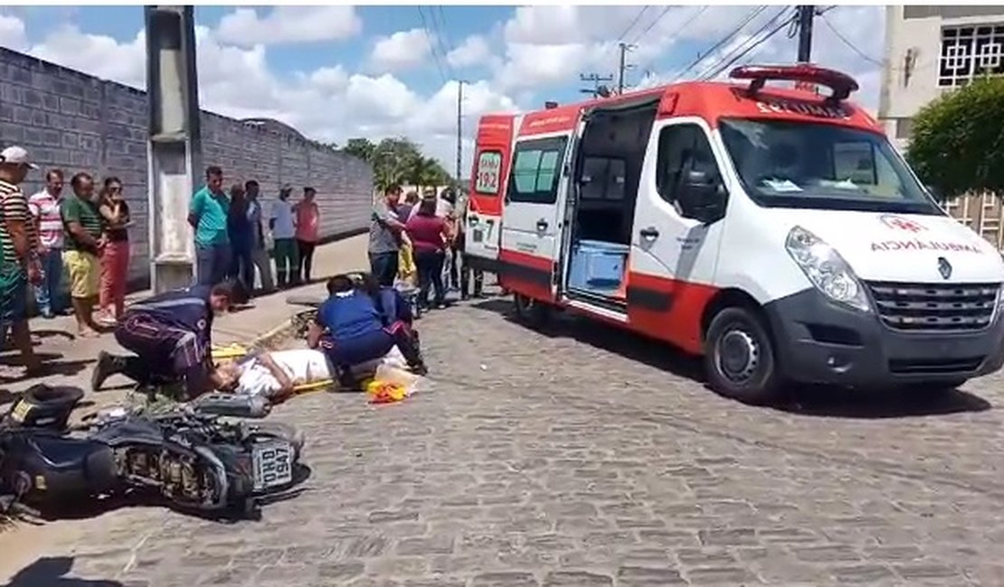 [Vídeo] Motos colidem e mulher fica gravemente ferida em Arapiraca
