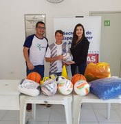 Selaj entrega kit de material esportivo em Porto Real Colégio