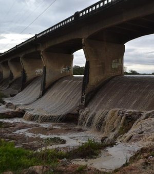  Homem ameaça se jogar de ponte sobre o Rio Ipanema