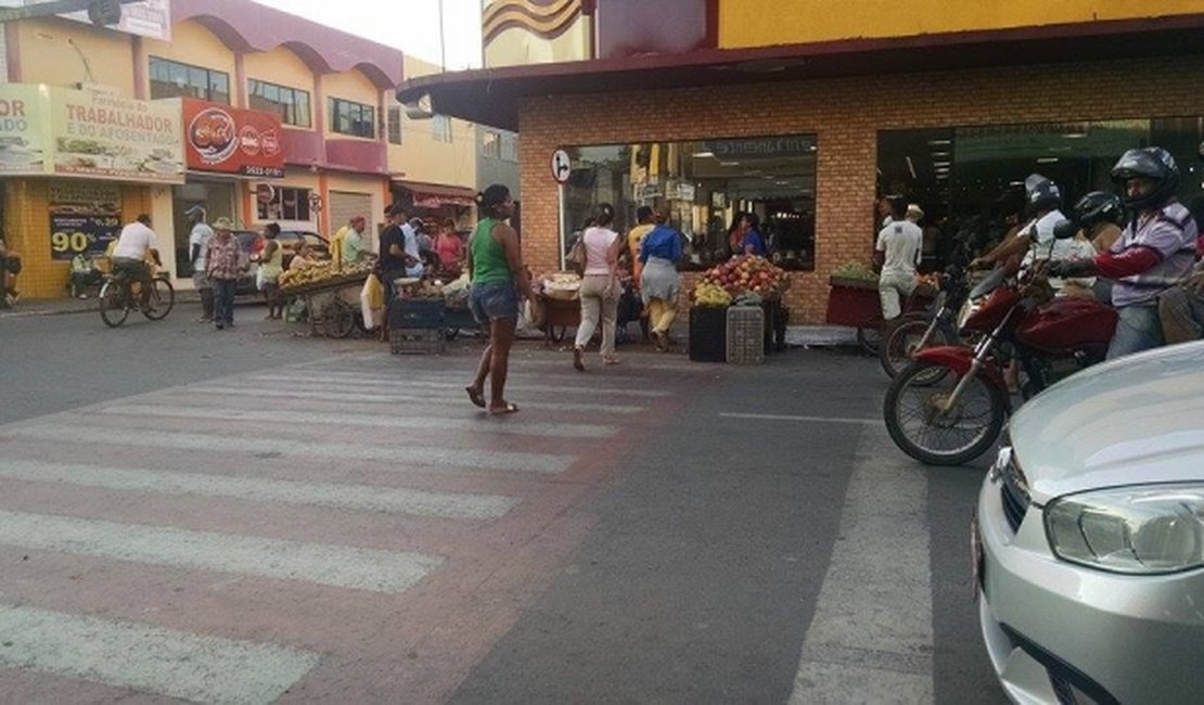 Faixa de pedestre é ocupada por ambulantes de Arapiraca