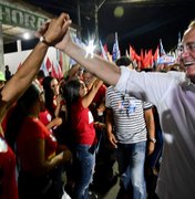 Senador Renan arrasta multidão durante caminhada em Murici