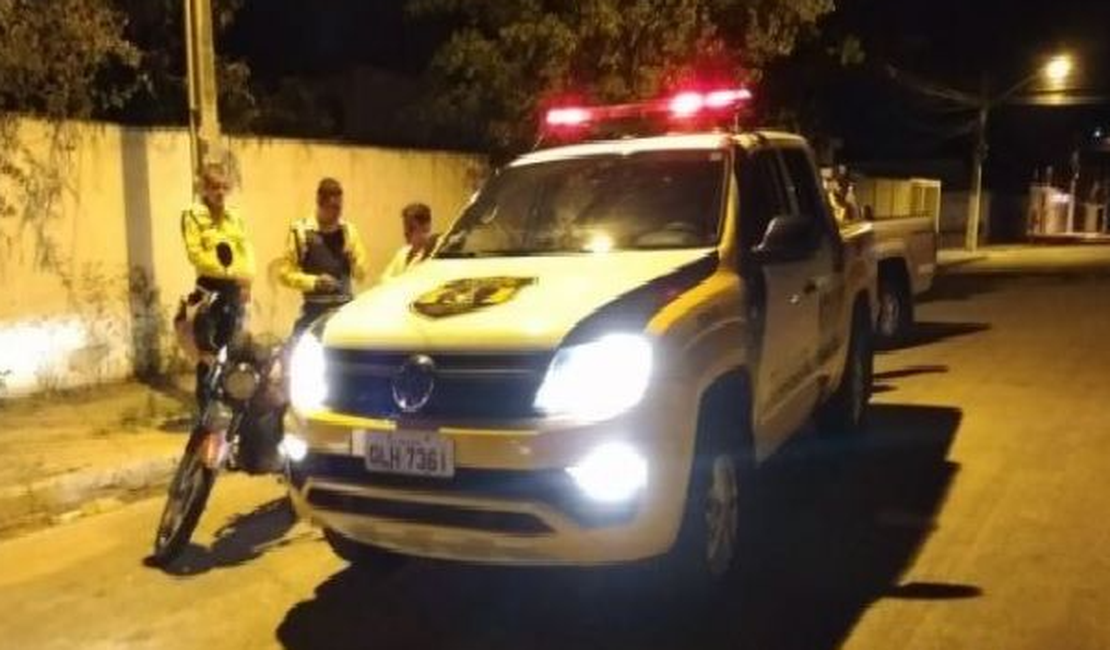 Condutor embriagado tenta agredir policiais a pauladas após colidir contra três veículos em Delmiro Gouveia