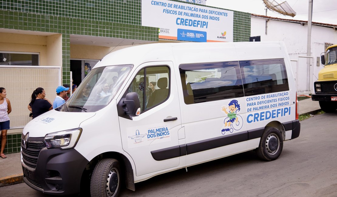 Prefeito de Palmeira dos Índios surpreende pacientes ao dirigir veículo zero quilômetro doado ao Credefipi