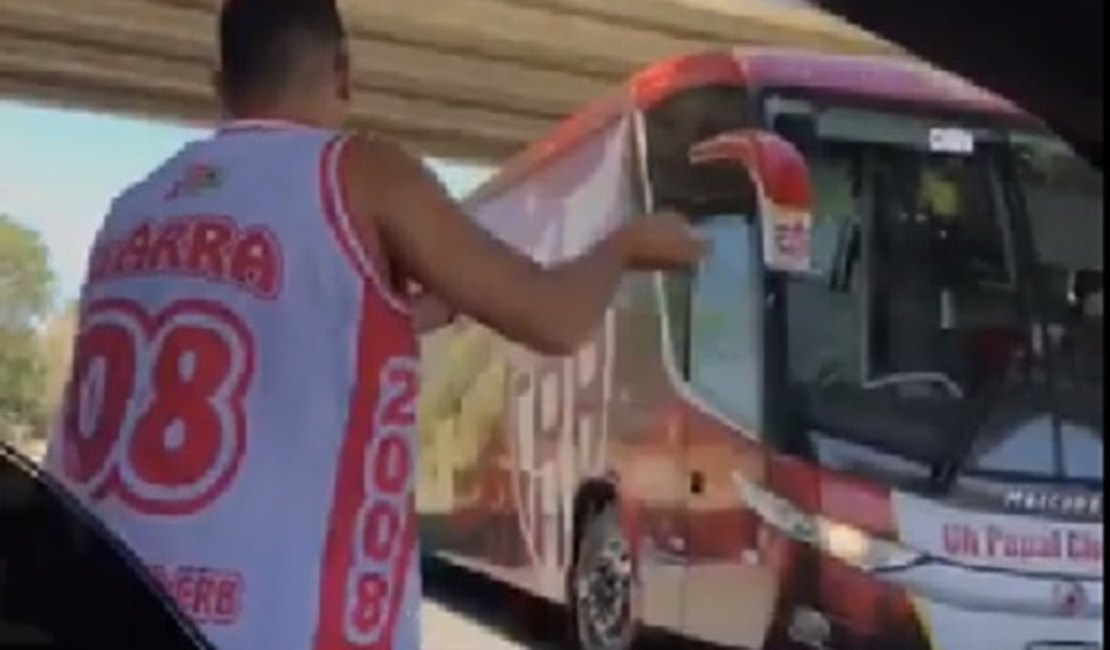 Após goleada, ônibus do CRB é alvo de ovos atirados por torcedores