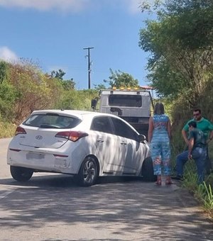 Após cochilar, professora bate carro em barreira na Serra das Espias, em Palmeira