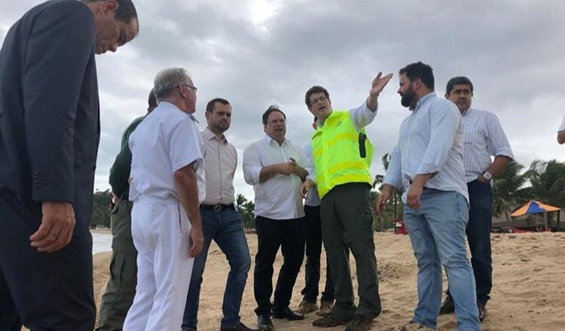 Luciano Barbosa e ministro supervisionam trabalho de retirada de óleo em Japaratinga