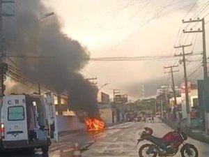 [Vídeo] Carro pega fogo após colidir com motocicleta, na Av Gustavo Paiva, em Maceió