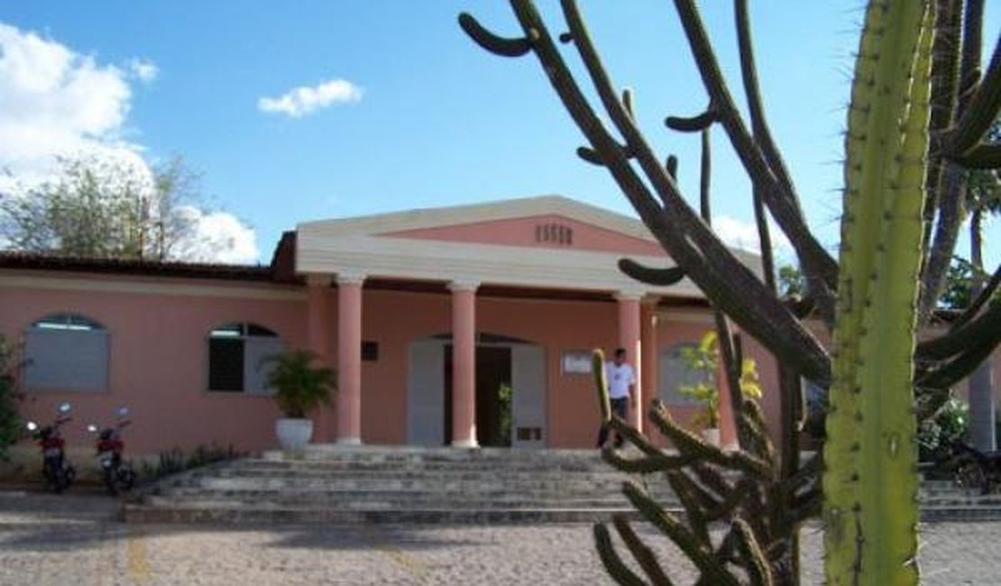 Alunos relatam carência de professores na UNEAL em Santana do Ipanema