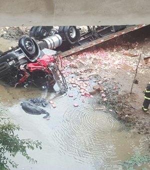 Motorista morre após tombamento de carreta na BR 101, em São Sebastião