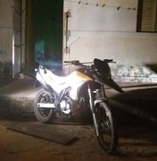 Dupla é presa com motocicleta roubada em residência