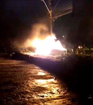 Carro em chamas é encontrado abandonado  em Arapiraca