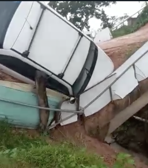 [Vídeo] Motorista arrisca travessia em ponte com estrutura comprometida e por pouco não cai em riacho
