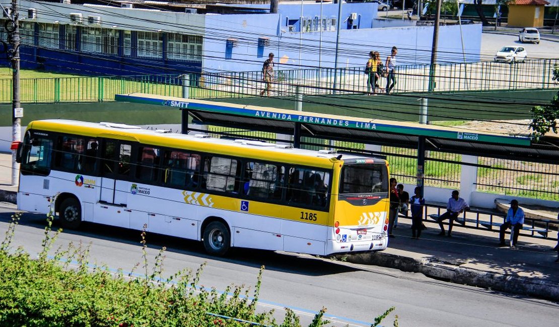 Moradores do São Jorge fecham avenida exigindo mais ônibus a SMTT