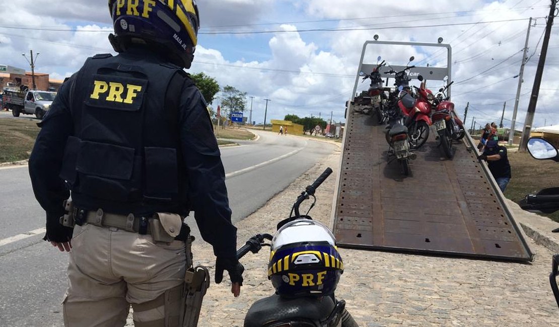 PRF apreende veículo roubado na BR 104, em Murici
