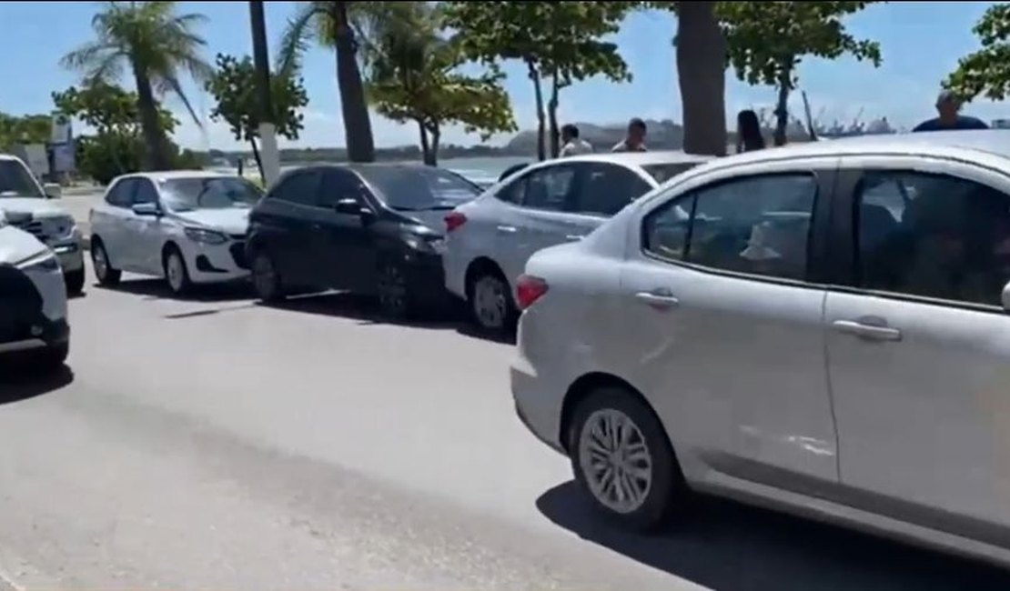 Engavetamento envolvendo quatro carros é registrado na Avenida da Paz