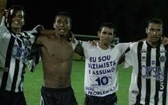 Jogadores do ASA comemoram, após eliminarem o Palmeiras em pleno Parque Antarctica