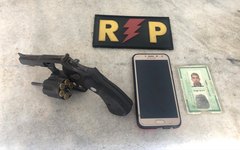 Arma e celular encontrados com Joandson Soares