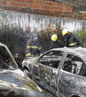 Incêndio deixa carros em chamas em via pública de Maceió
