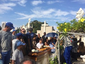Corpo do ator Caio Junqueira é enterrado no Cemitério São João Batista, Rio