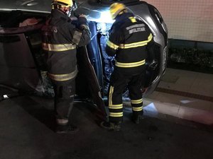 Carro capota após colidir com outro veículo na Ponta Verde