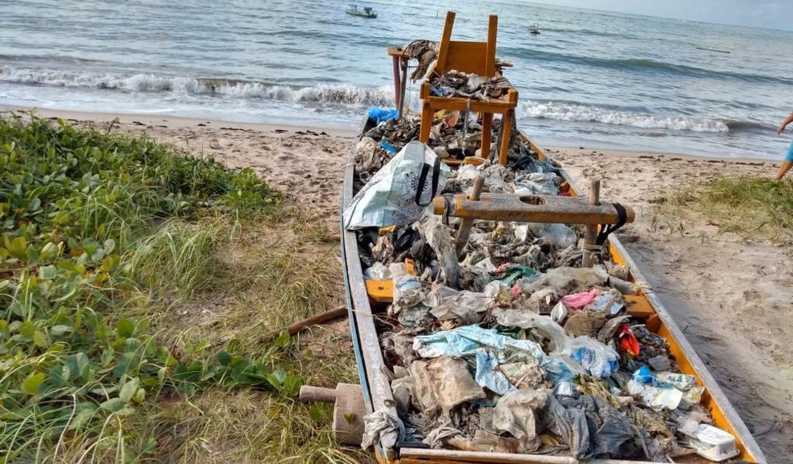 Pescadores recolhem lixo em praias da cidade de Paripueira