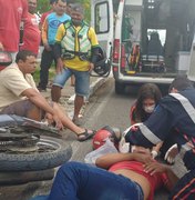 Condutor de motocicleta cruza canteiro e colide com funcionário do CHAMA em Arapiraca