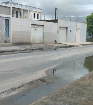 [Vídeo] Moradores reclamam de água empossada e denunciam falta de saneamento básico no bairro São Luiz I, em Arapiraca