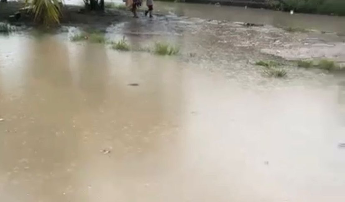 Chuvas causam alagamentos e transtornos na parte alta de Maceió