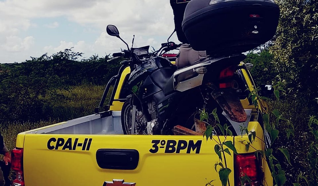 Motocicleta roubada é recuperada dentro de matagal em Arapiraca
