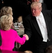Hillary e Trump trocam farpas e comentários ácidos durante jantar de caridade