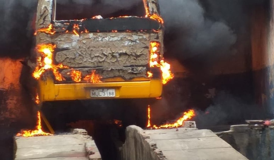[Vídeo] Ônibus pega fogo dentro de garagem em São José da Laje 