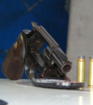 Homem é preso com arma de fogo em residência na parte alta de Maceió 