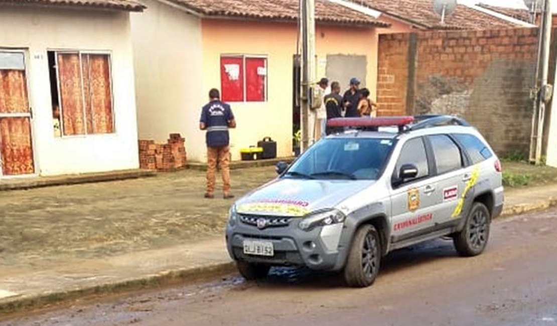 Criminosos invadem casa e executam vítima a tiros, em São Miguel dos Campos