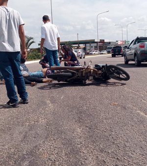 [Vídeo] Condutor de cinquentinha não respeita preferência em rotatória e é atingido por carro em Arapiraca