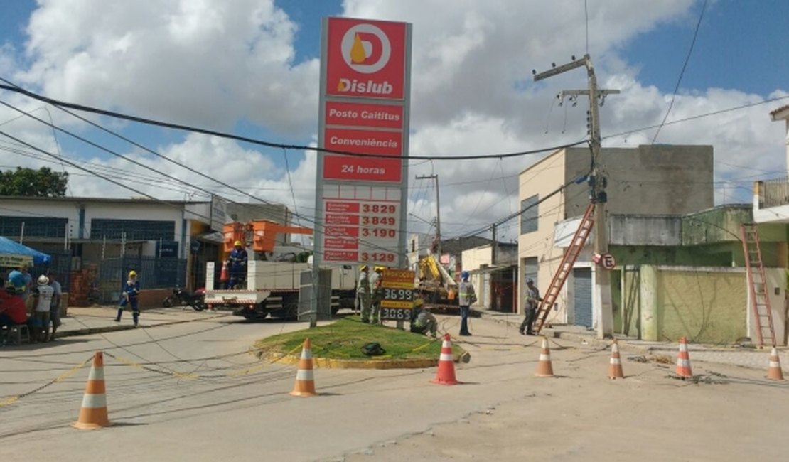 Caminhão derruba fiação elétrica e rua fica interditada em Arapiraca
