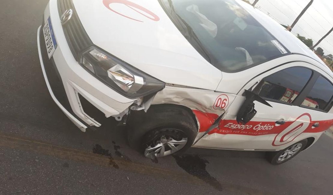 Acidente envolvendo carro e motocicleta deixa duas pessoas feridas, na AL 115, em Girau do Ponciano