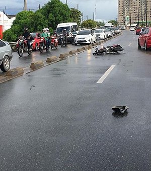 Motociclista sofre fratura exposta após colisão com carro em Maceió