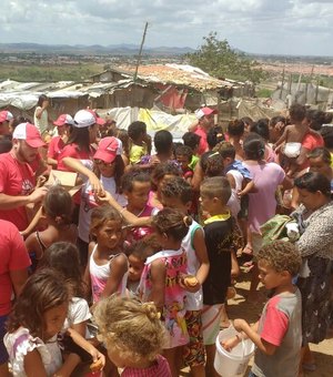 [Vídeo] Alagoas Motos distribui alimento e brinquedos em bairro de Arapiraca