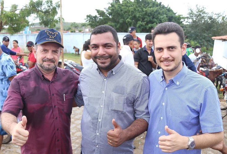 Reeleição de deputados é comemorada por pré-candidato a prefeito de Penedo