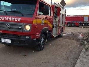 Carro pega fogo em garagem de residência em Santana do Mundaú