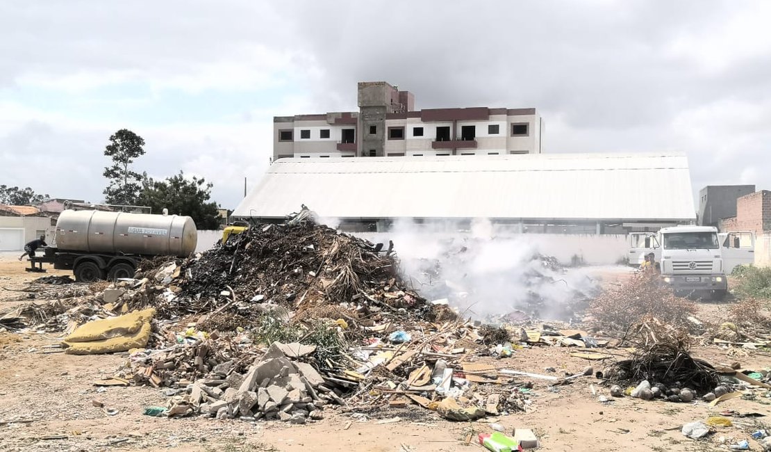 [Vídeo] Lixo descartado em terreno abandonado pela Prefeitura de Arapiraca pega fogo