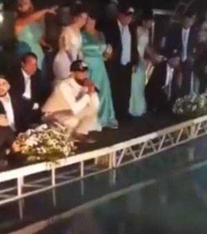[Vídeo] Passarela da piscina quebra com padrinhos durante casamento em Arapiraca